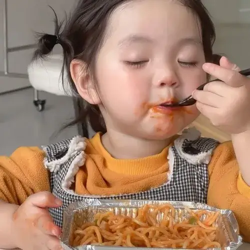 Ảnh chế húp mì như sợ ai giành mất