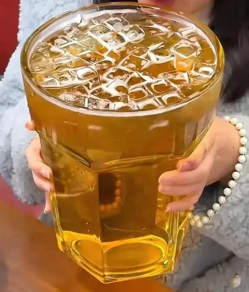 Meme hài ly bia khổng lồ