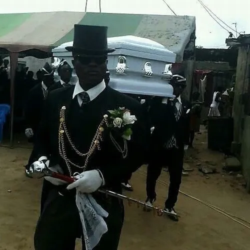 Ảnh hài anh da đen Ghana khiêng quan tài nhịp nhàng