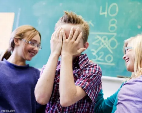 Meme chế quê sân khấu, ánh mắt run rẩy cực đúng vibe