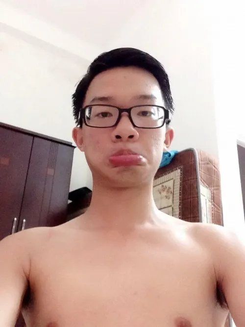 Hình chế trề môi lém lỉnh khiến tim rung