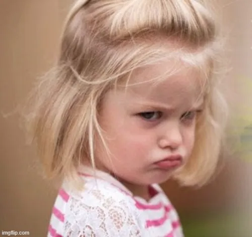 Khoảnh khắc chề môi giận nhẹ khiến ai cưng xỉu