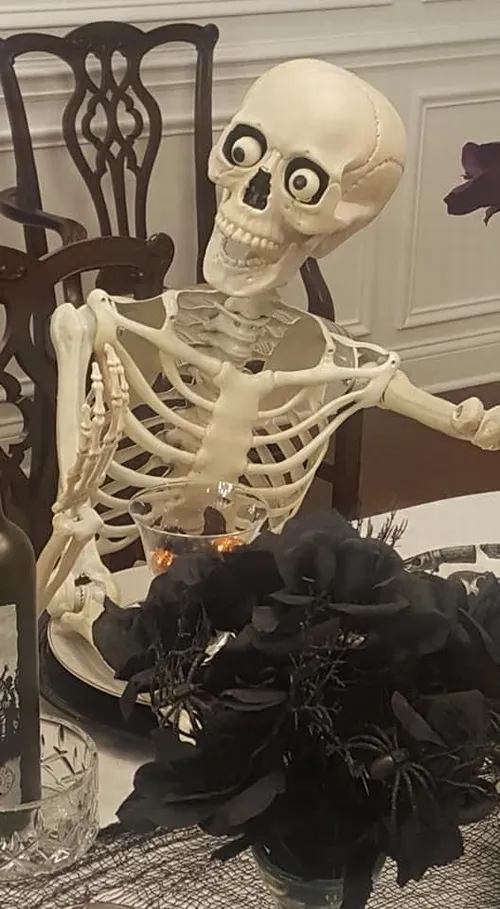 Ảnh chế xương ngồi đợi mòn mỏi