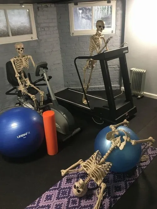 Hình chế bộ xương bật mood sầu