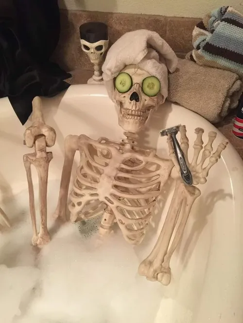 Meme hài bộ xương chill trong bồn tắm