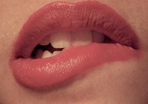 Ảnh vui biểu cảm mím môi khiến netizen rần rần