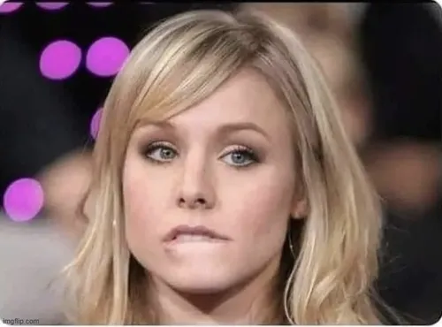 Ảnh hài khuôn mặt đỏ cùng ánh mắt liếc đáng yêu