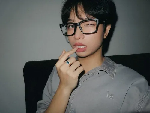 Meme troll biểu cảm ngại ngùng cắn ngón tay đỏ mặt