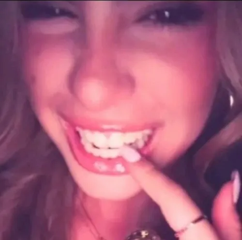 Hình chế meme cắn móng tay khiến group chat dậy sóng