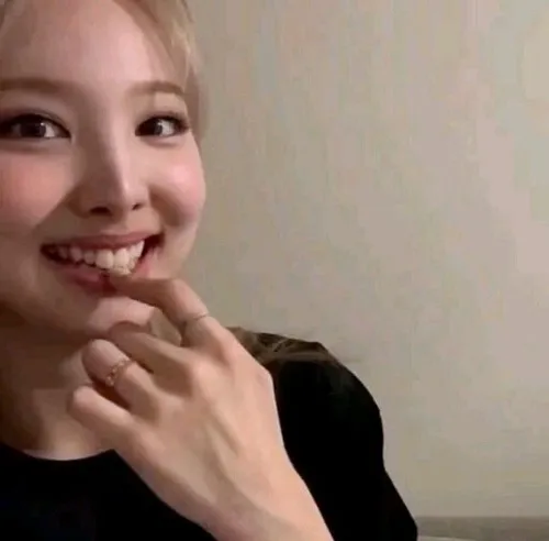 Hình chế meme cắn móng tay