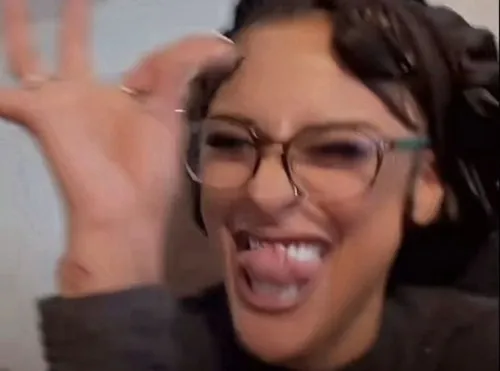 Meme troll hành động phản xạ cute lan mạng xã hội