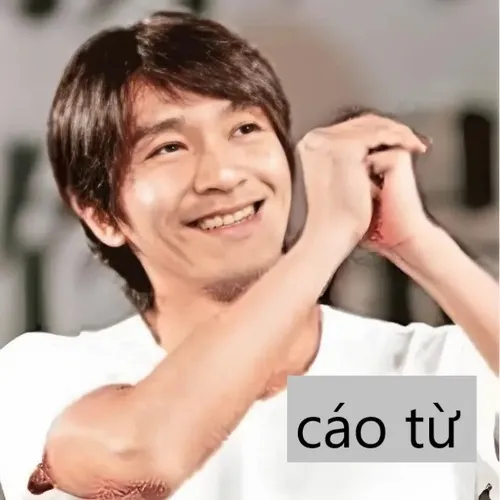 Ảnh troll cáo biệt kiếm sĩ nhìn ra cửa kính công sở