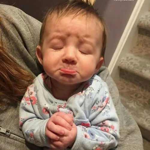 Meme hài người cúi đầu cầu nguyện giữa đêm khuya