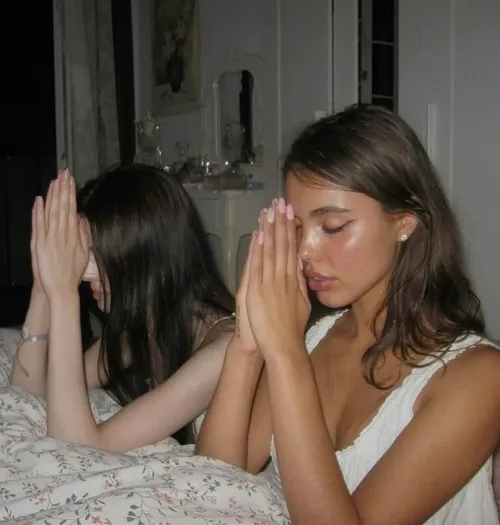 Ảnh chế học sinh cầu nguyện trước giờ nộp bài