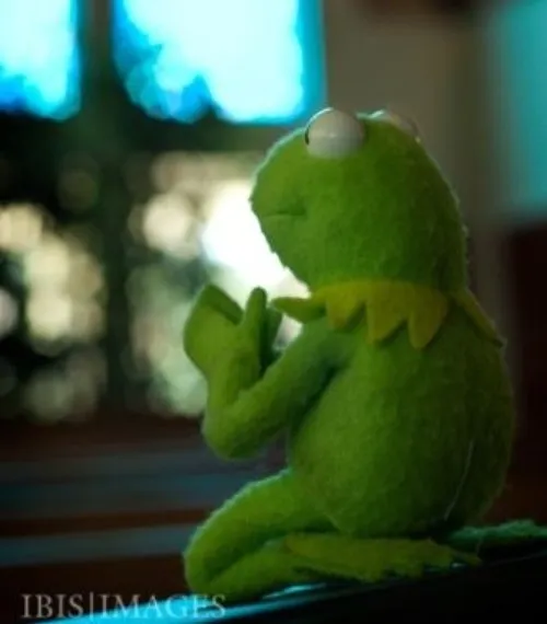 Meme hài người khấn vái “đừng rớt môn nha”