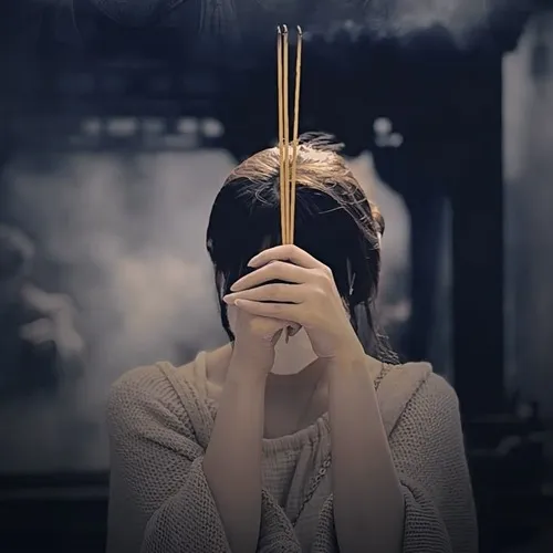 Ảnh chế người chắp tay thắp nhang khấn cầu mong điều tốt