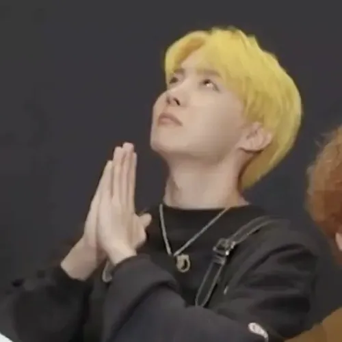 Hình chế người khấn vái xin qua môn cực chân thành