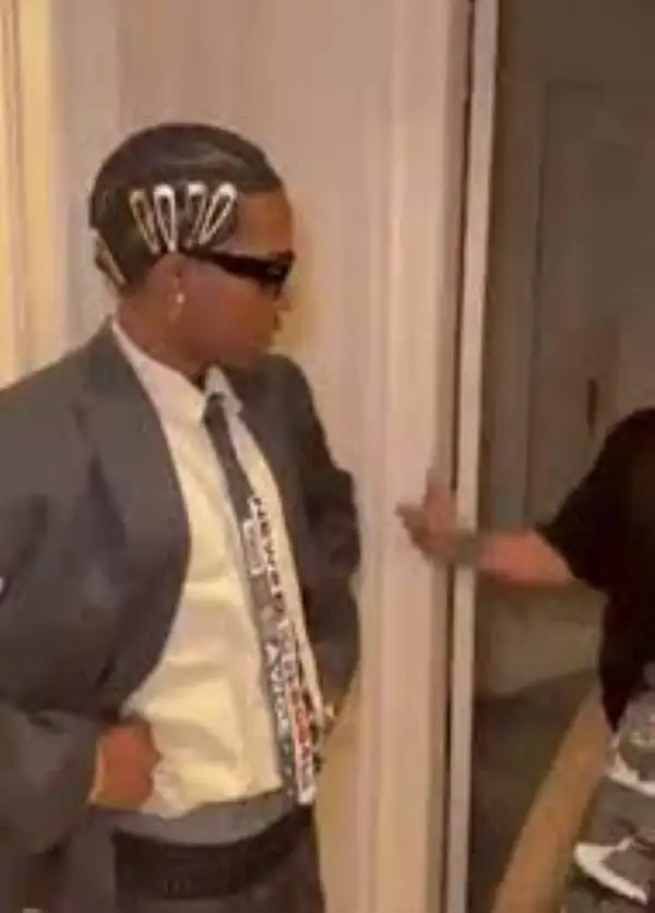 Meme đàn ông chống nạnh với ánh nhìn phán xét