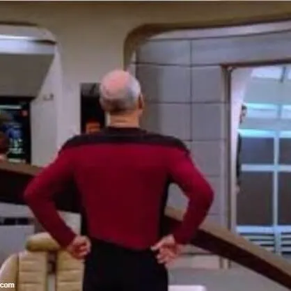 Meme hài chống nạnh với nét mặt sầu não