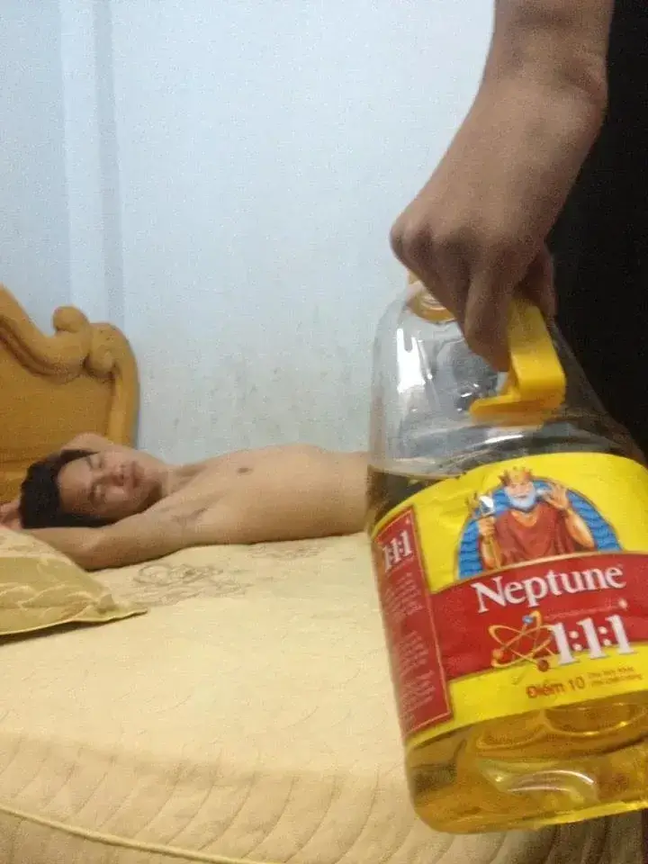 Meme dầu ăn thông đít ám chỉ khó nói cực lầy