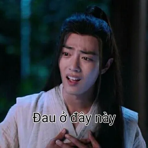 Khoảnh khắc chỉ tim buồn, gợi nhớ kỷ niệm cũ.