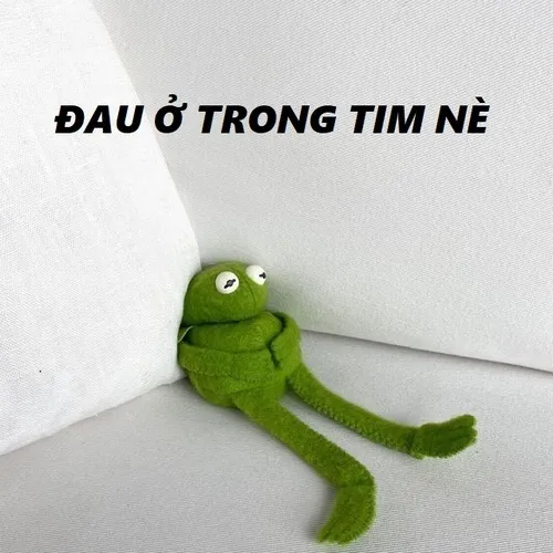 Hình chế gương mặt buồn, cảm xúc thật lòng.