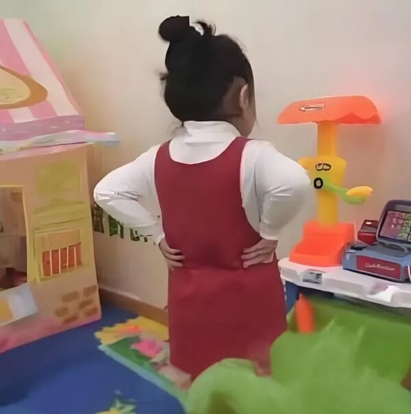 Meme chống nạnh biểu cảm căng thẳng rõ rệt