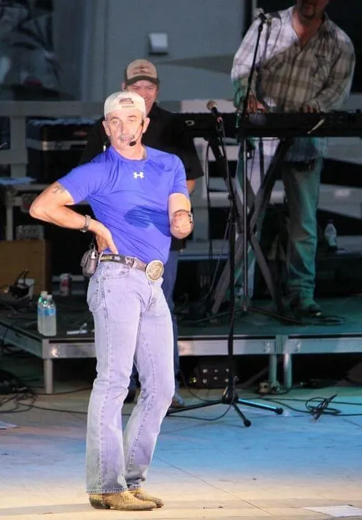 Ảnh chế người đàn ông chống nạnh cực kỳ ẻo lả