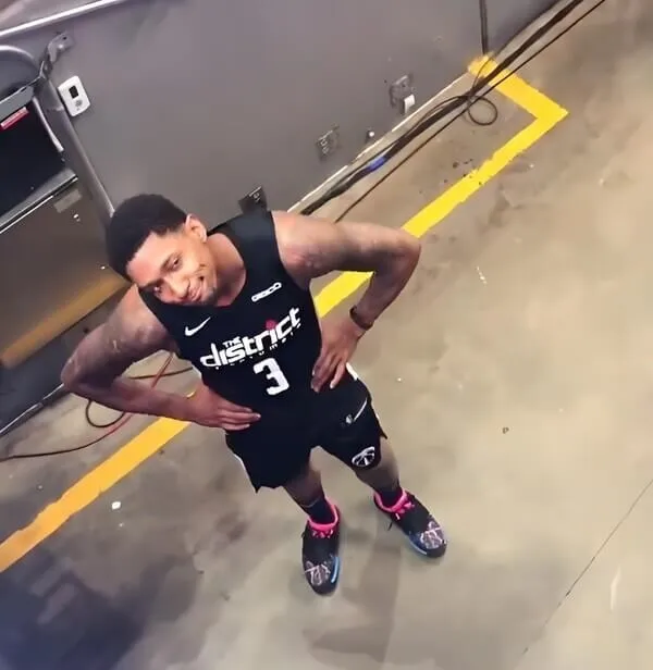 Meme hài chống nạnh cảm xúc khó chịu