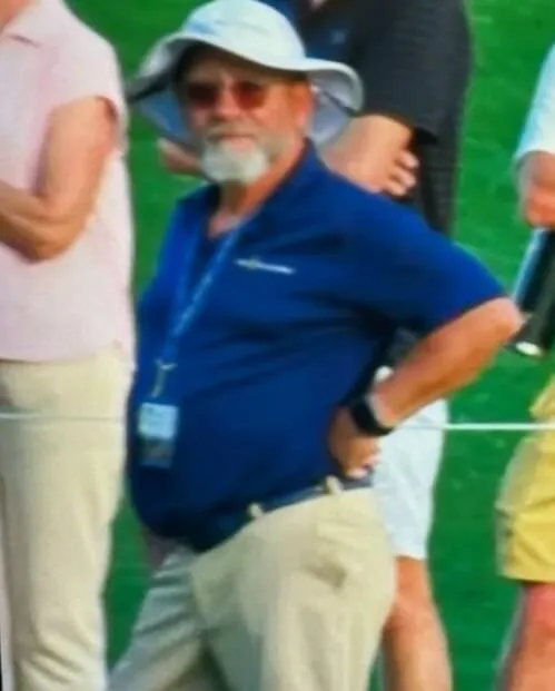 Meme chống nạnh với gương mặt thất vọng