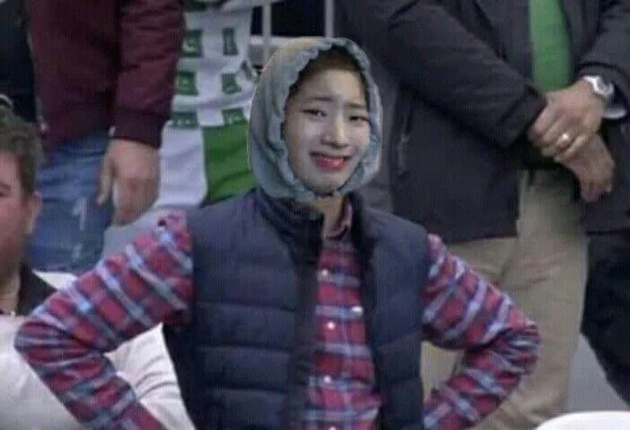 Meme chế người đàn ông đứng chống nạnh tỏ vẻ cười gượng Meme chế người đàn ông đứng chống nạnh tỏ vẻ cười gượng