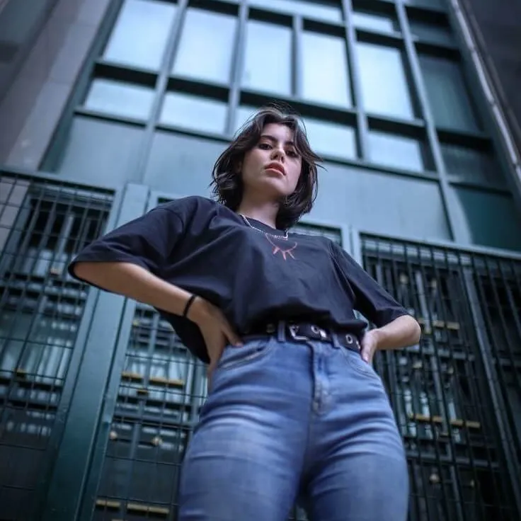 Meme chống nạnh ánh mắt lạnh lùng xa cách