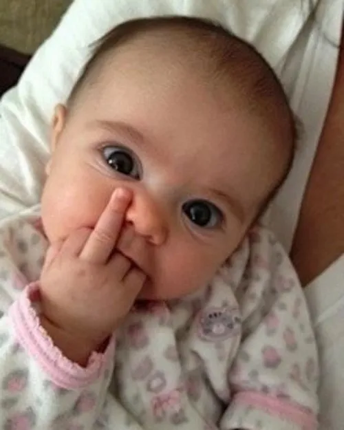 Hình chế liếc nhẹ, bé nhỏ thần thái như idol.