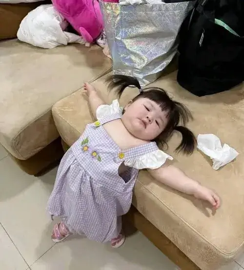 Hình chế giơ tay chào, nhóc tì cười tít mắt.