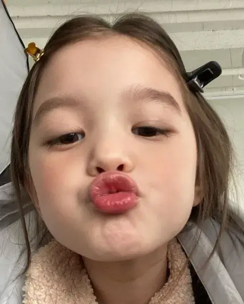 Ảnh vui giật mình thấy camera, baby tròn mắt.