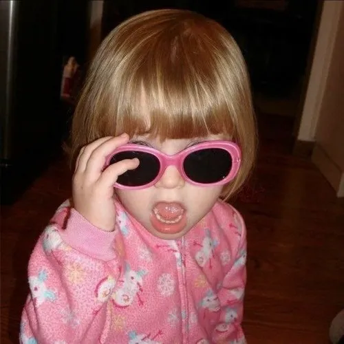 Ảnh chế tình yêu có chữ và nụ cười thiên thần.