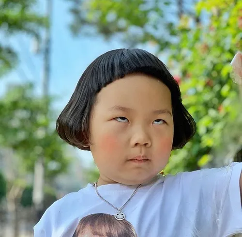 Hình troll dỗi yêu, má phúng phính cực đáng yêu.