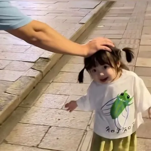 Meme hài lườm một cái, dân mạng cười ngất.