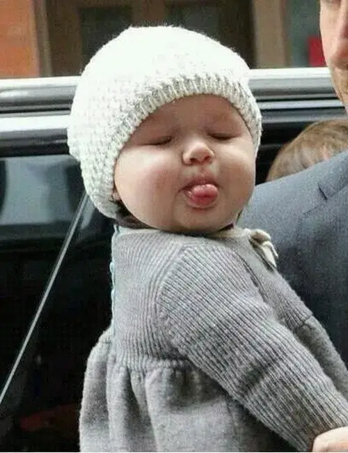 Ảnh vui giận nhẹ, baby phồng má siêu yêu.