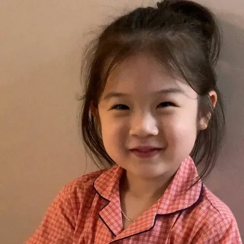 Hình chế mới ngủ dậy tóc xù, mặt ngơ ngác.