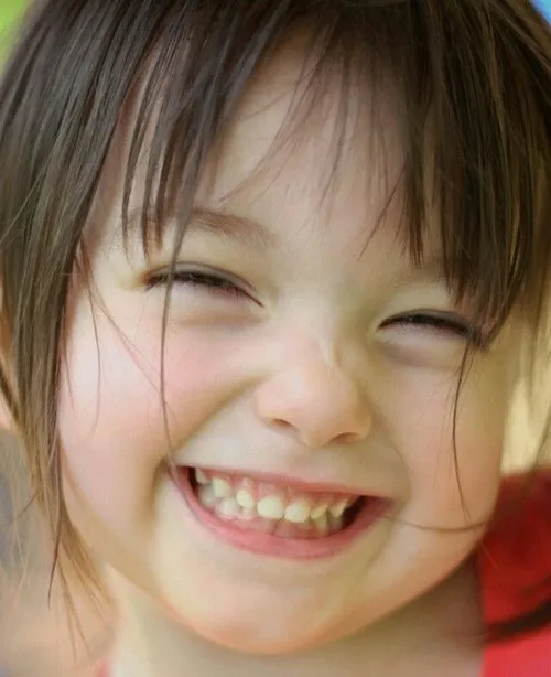 Meme trai nhỏ cười sáng như nắng.