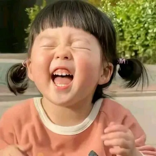 Meme gái nhỏ tóc tết, cười ngượng đáng yêu.