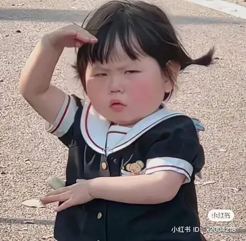 Ảnh troll khóc của bé con nhìn thương ghê.