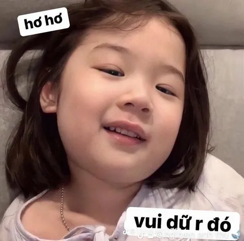 Meme giơ ngón giữa mà cười toe, quá hài.