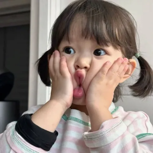 Meme ok bằng tay, mặt cười rạng rỡ.