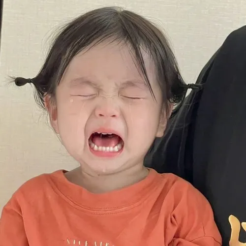 Ảnh troll ngại đỏ mặt, baby che miệng cực cưng.