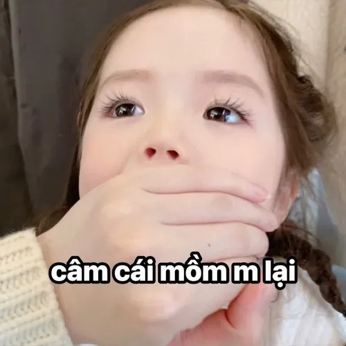 Meme cười rạng rỡ, răng sún nhìn thương lắm.