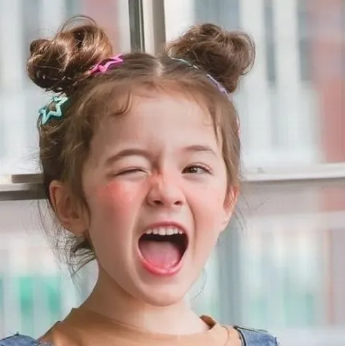 Ảnh chế meme em bé má phúng phính cực dễ thương.