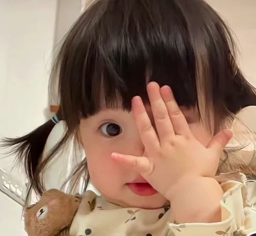 Meme tức giận phồng má, nhóc tì đáng yêu cực.