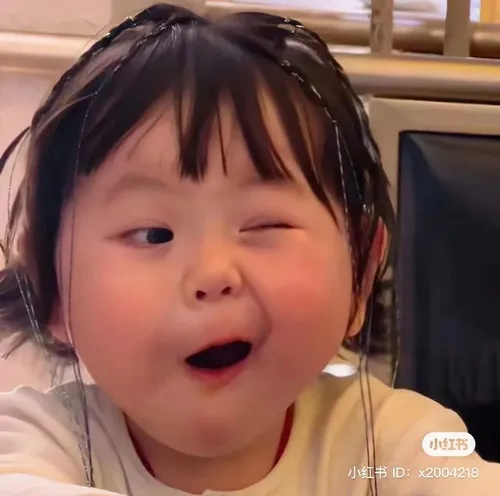 Meme giận yêu, bé con chu môi siêu ngộ nghĩnh.